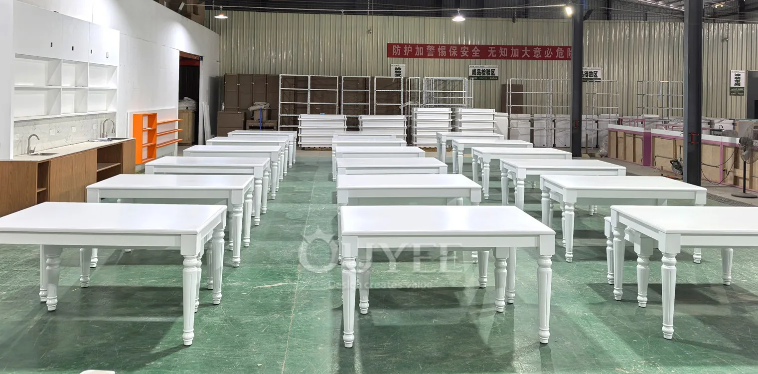 Mesa de exhibición clásica blanca con patas torneadas 03