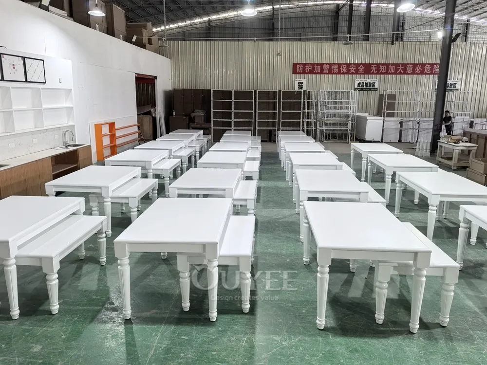 Mesa de exhibición clásica blanca con patas torneadas 05
