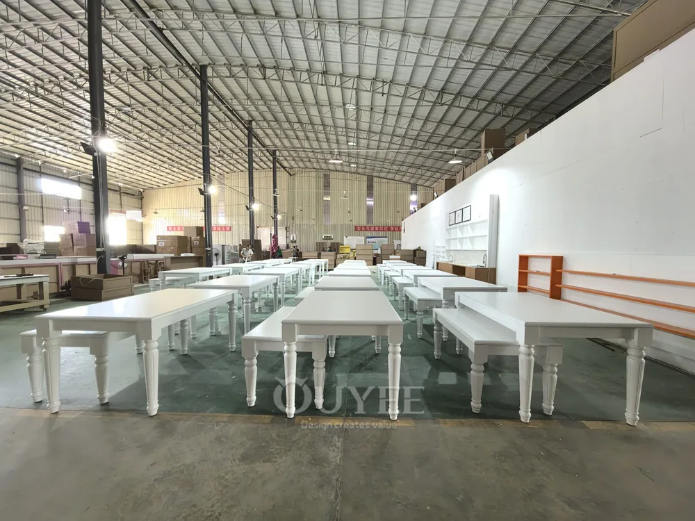 Mesa de exhibición clásica blanca con patas torneadas 07