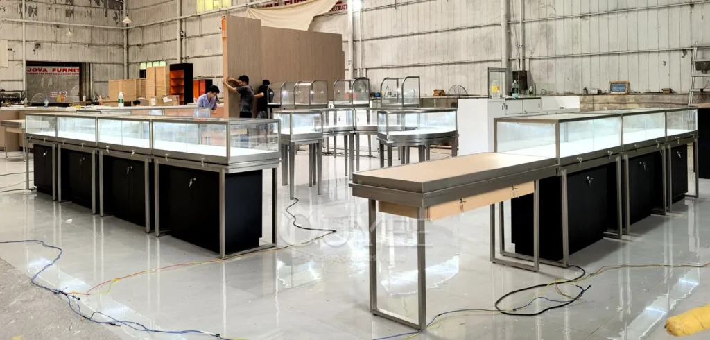 طاولة عرض زجاجية مزخرفة بيضاء بإطار ذهبي 01