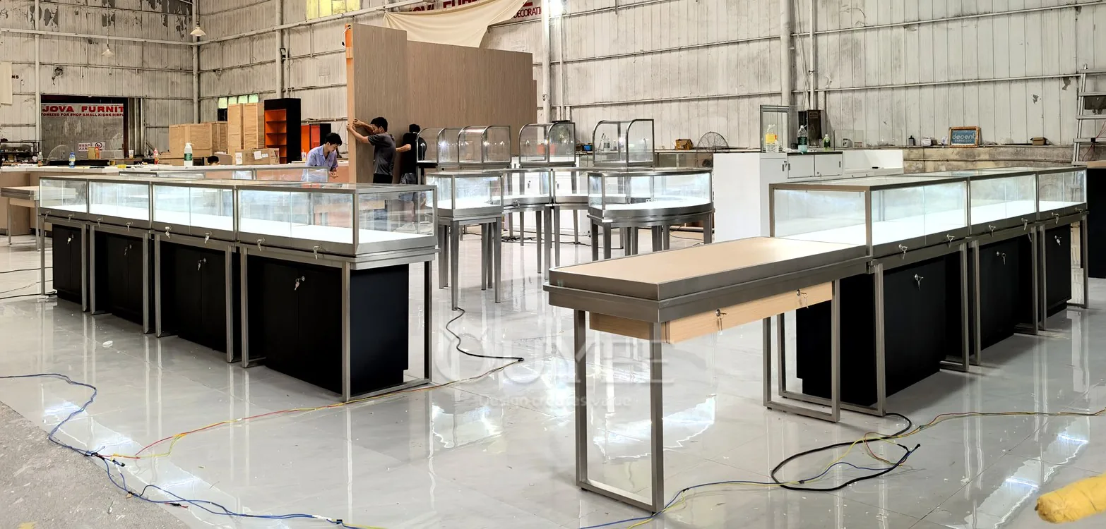 طاولة عرض زجاجية مزخرفة بيضاء بإطار ذهبي 01