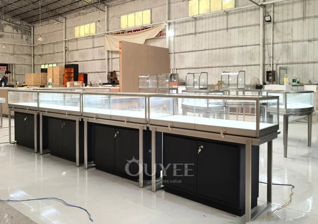 طاولة عرض زجاجية مزخرفة بيضاء بإطار ذهبي 02