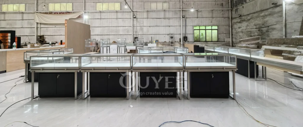 طاولة عرض زجاجية مزخرفة بيضاء بإطار ذهبي 03