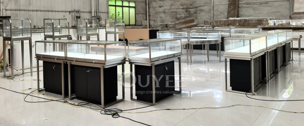 طاولة عرض زجاجية مزخرفة بيضاء بإطار ذهبي 04