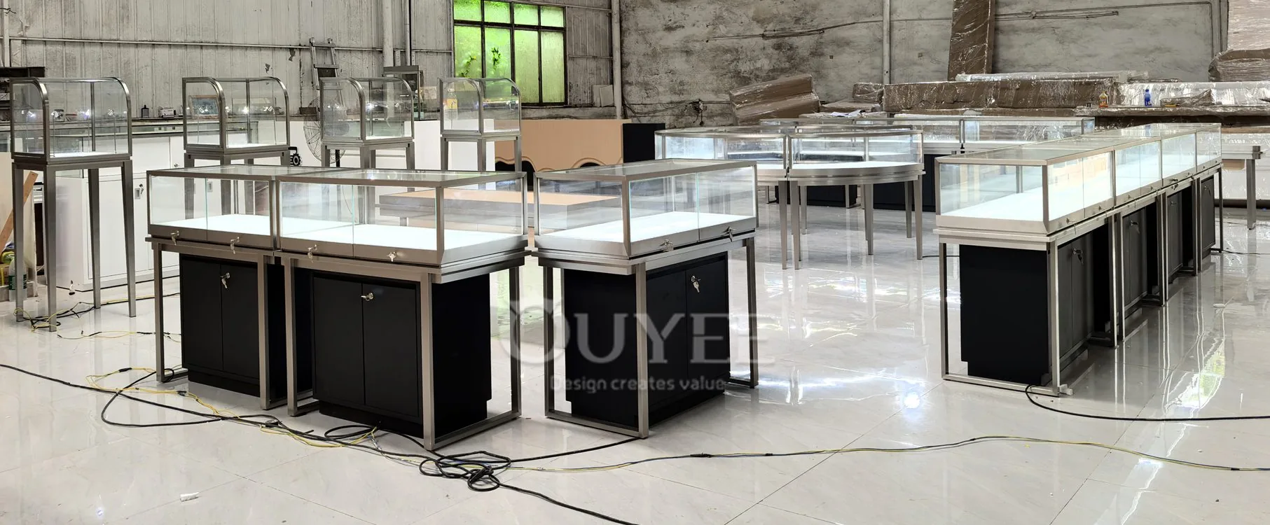 طاولة عرض زجاجية مزخرفة بيضاء بإطار ذهبي 04