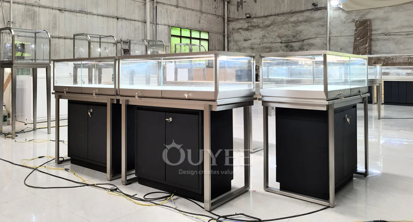 طاولة عرض زجاجية مزخرفة بيضاء بإطار ذهبي 05