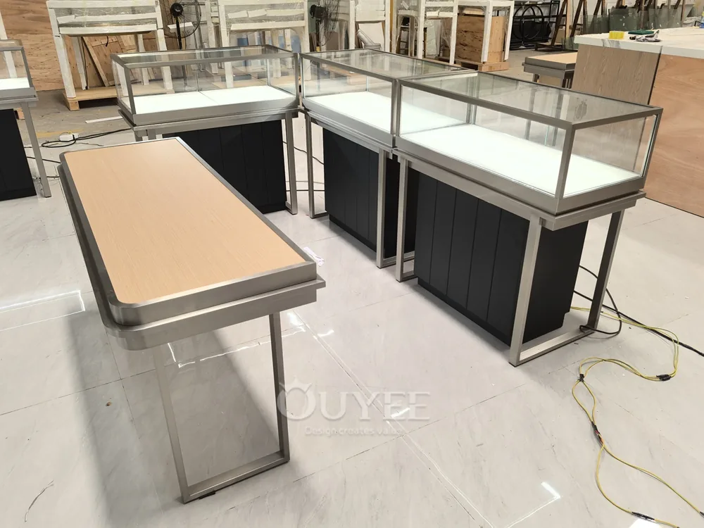 طاولة عرض زجاجية مزخرفة بيضاء بإطار ذهبي 06