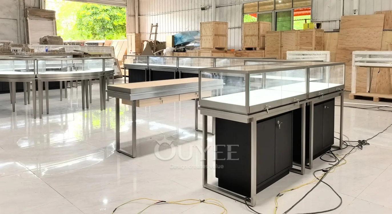 طاولة عرض زجاجية مزخرفة بيضاء بإطار ذهبي 07