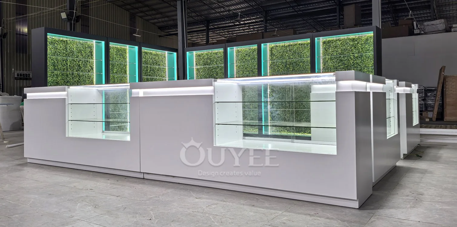 مشروع خزانة عرض مخصصة مع واجهات زجاجية مضاءة