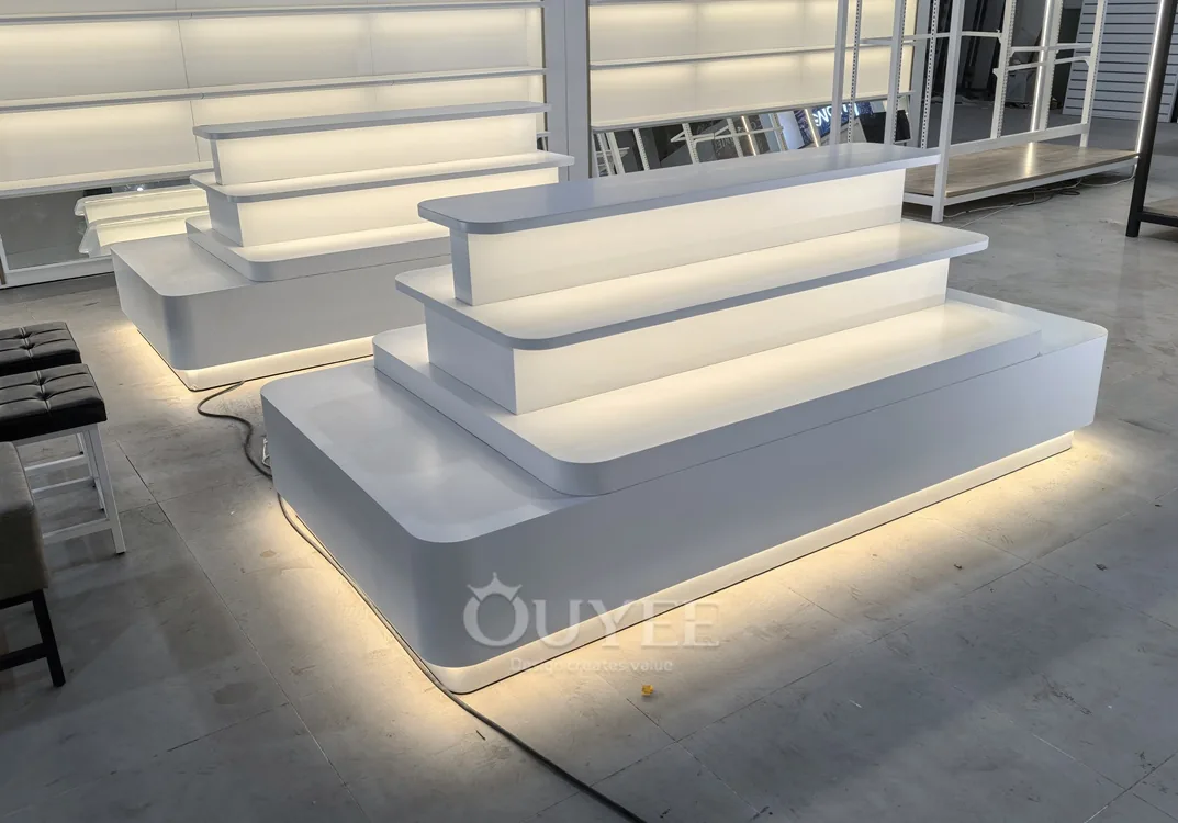 Vitrina en niveles con luces LED blancas 06