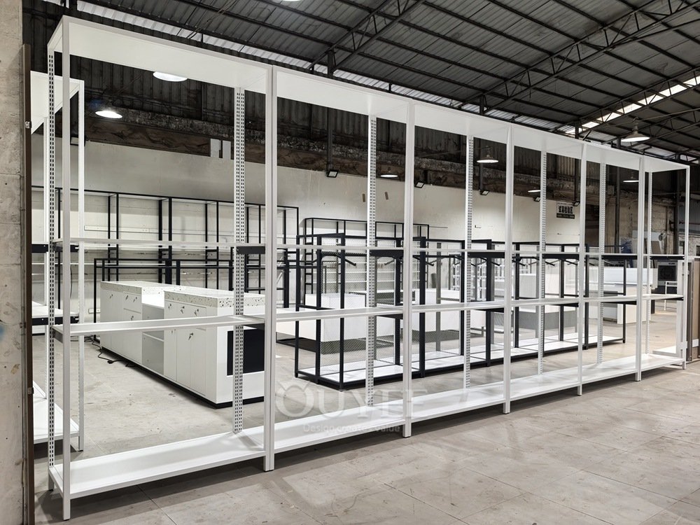 Estantería de exhibición en pasillo de venta al por menor con marco abierto blanco 01