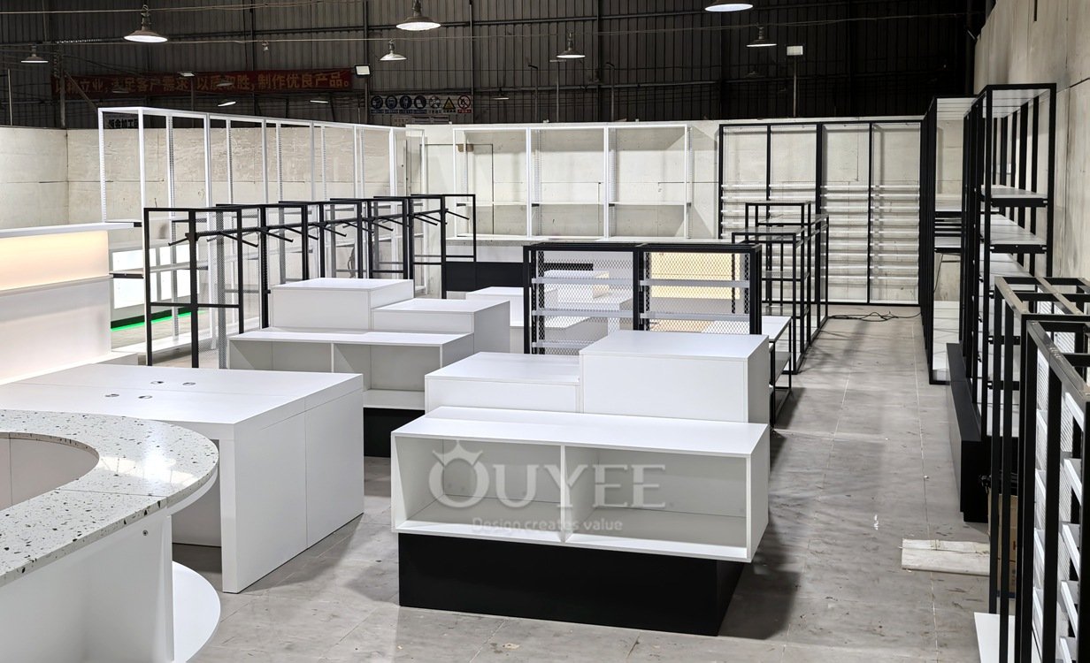 Estantería de exhibición en pasillo de venta al por menor con marco abierto blanco 06