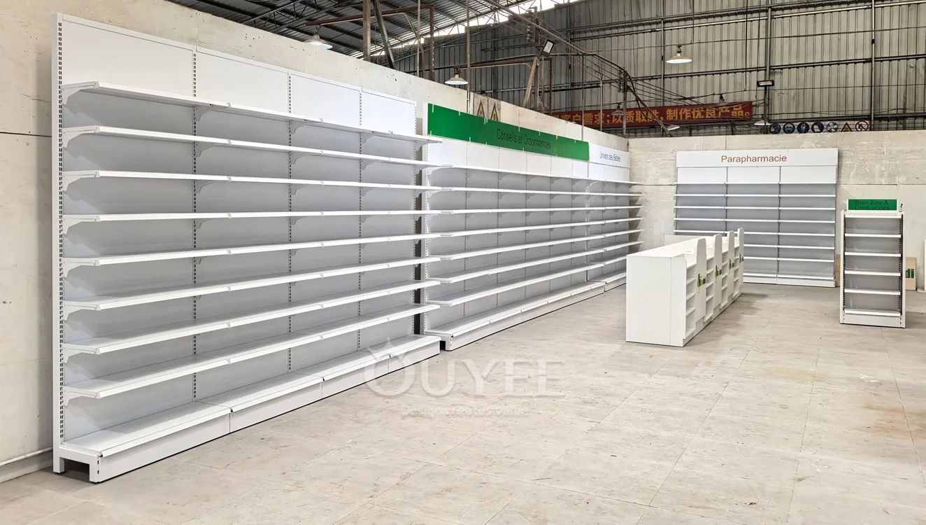Conjunto de estanterías de exhibición en la pared de farmacia blanca 02