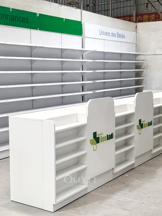 Conjunto de estanterías de exhibición en la pared de farmacia blanca 03