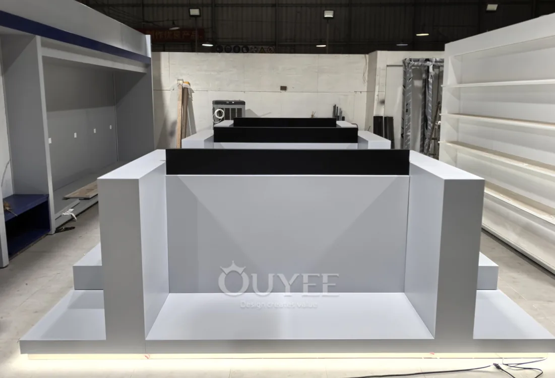 Expositor de mostrador de caja minorista blanco con encimera negra 01