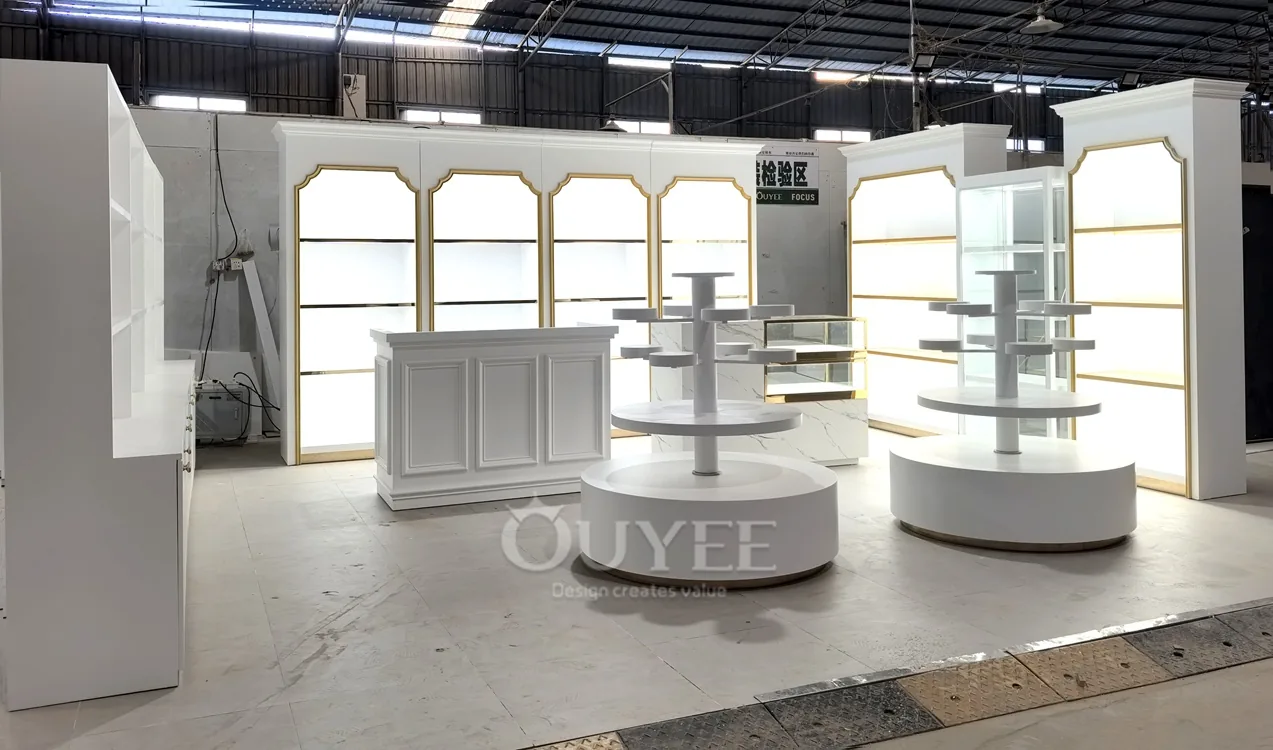 Ensemble de présentoirs ronds en plâtre blanc avec poteaux 04