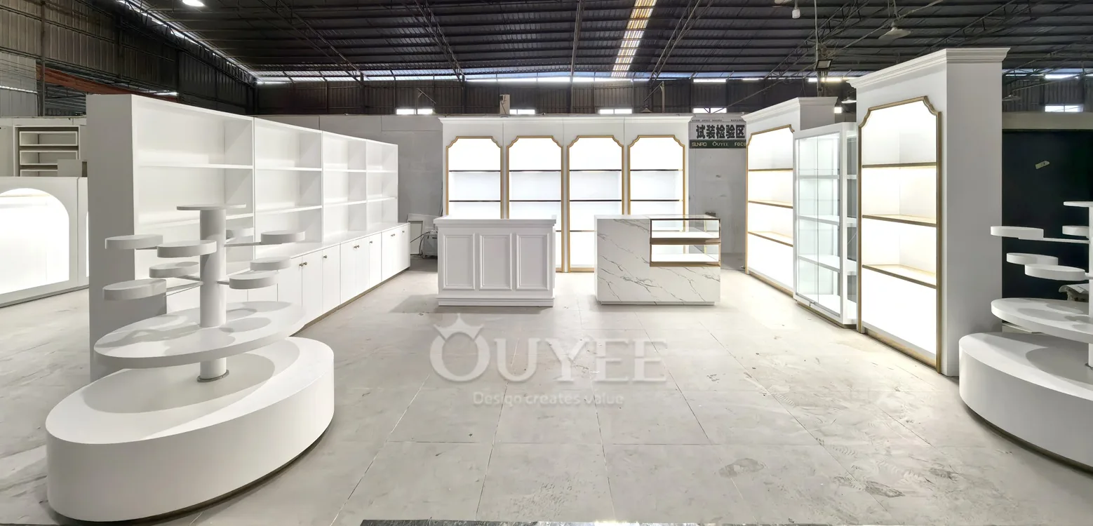 Ensemble de présentoirs ronds en plâtre blanc avec poteaux 05