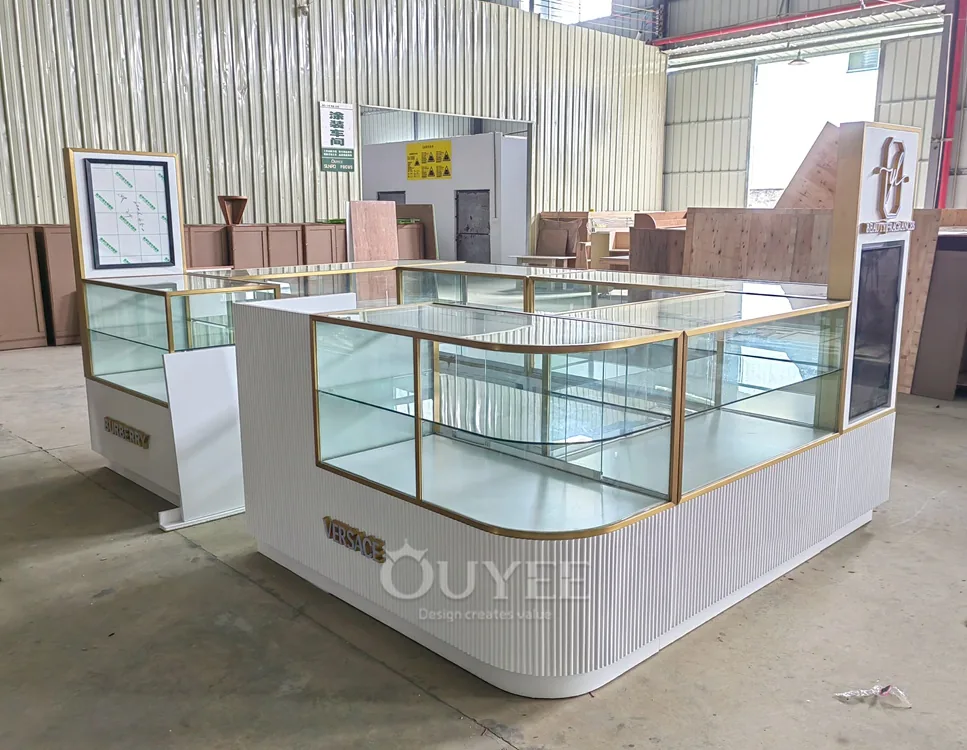 Conjunto de mostradores de isla con vitrina de vidrio curvado en blanco y dorado 01