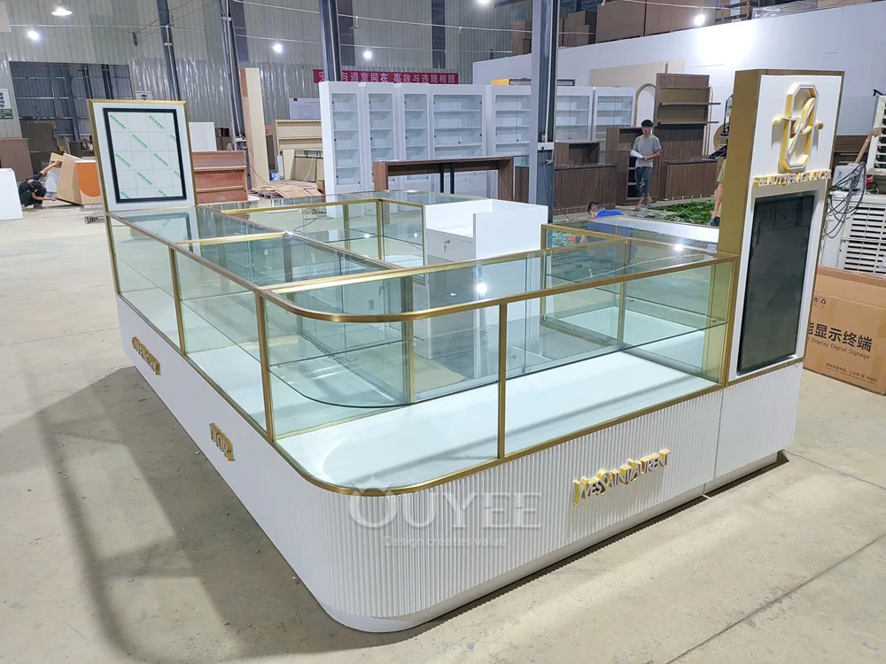 Conjunto de mostradores de isla con vitrina de vidrio curvado en blanco y dorado 04