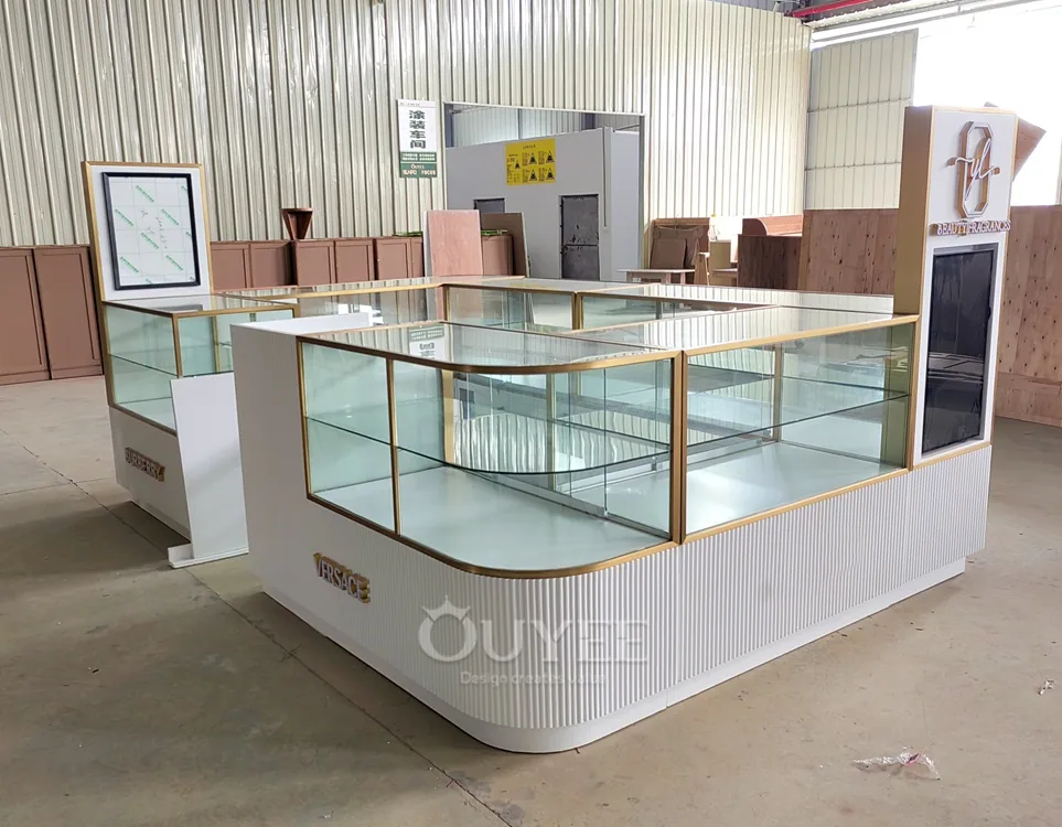 Conjunto de mostradores de isla con vitrina de vidrio curvado en blanco y dorado 05
