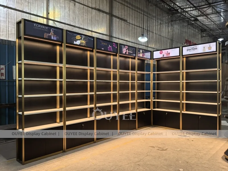 Sistema de estanterías de pared de perfume en esquina en negro y oro_01