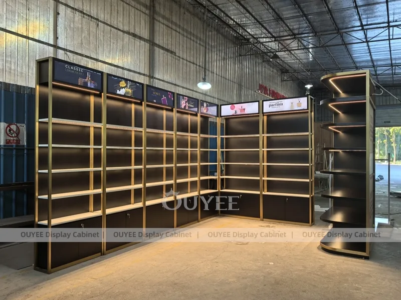 Sistema de estanterías para paredes de perfumes Black Gold Corner_03