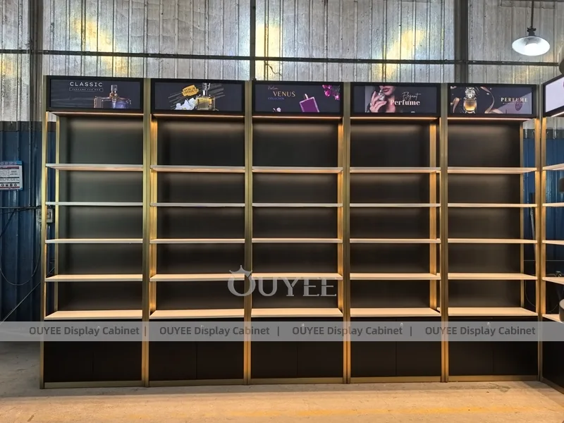 Sistema de estanterías para paredes de perfumes Black Gold Corner_04