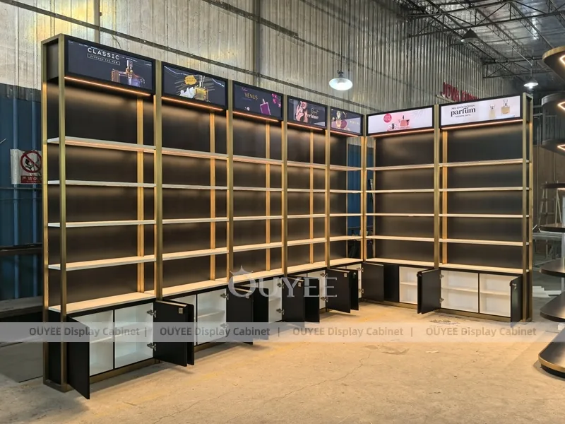 Sistema de estanterías para paredes de perfumes Black Gold Corner_05