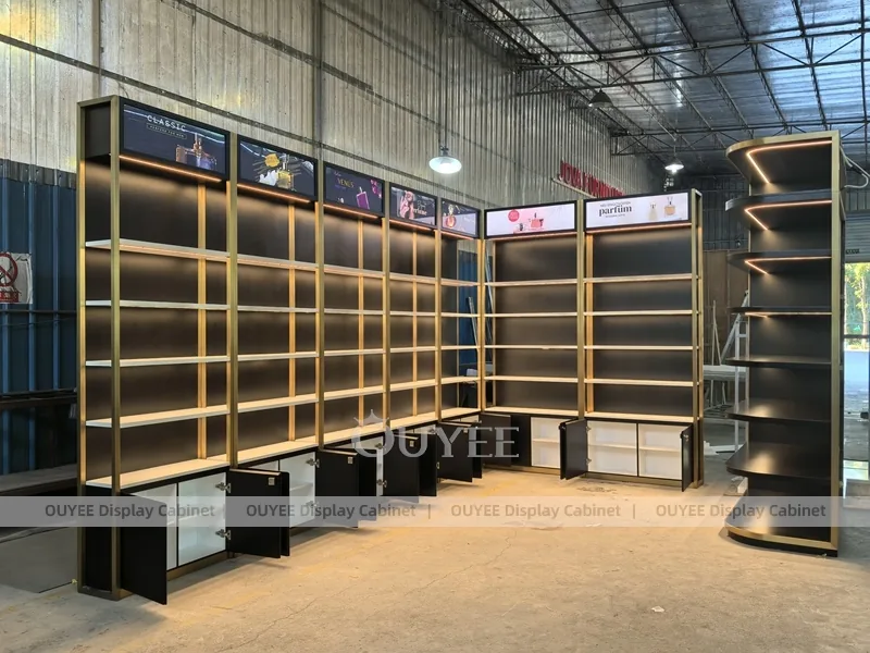 Sistema de estanterías para paredes de perfumes Black Gold Corner_06