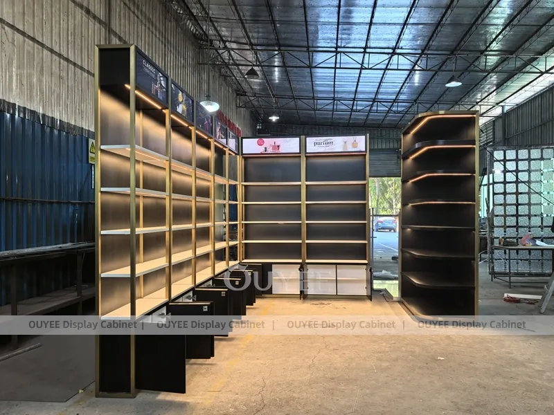 Sistema de estanterías para paredes de perfumes Black Gold Corner_07