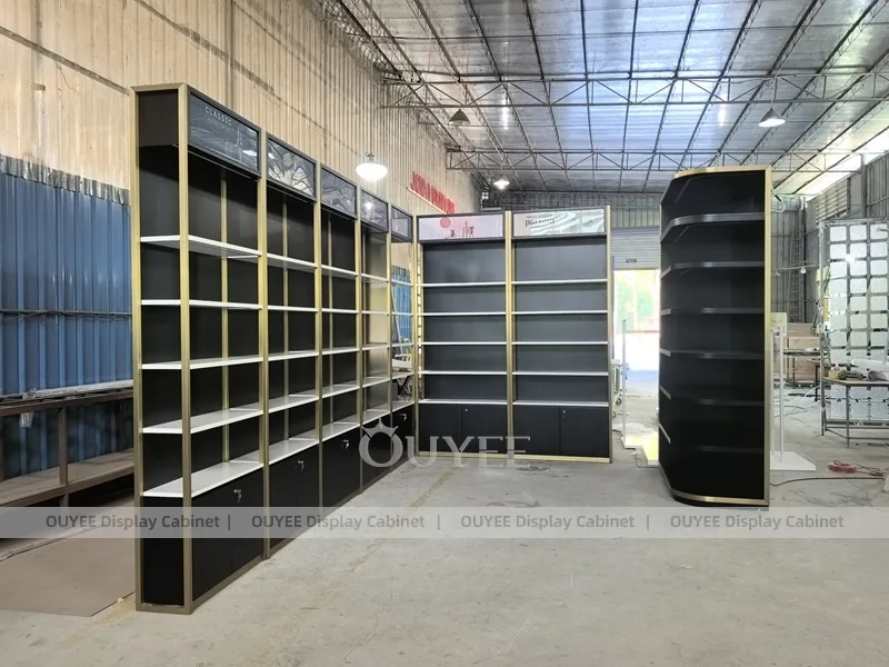 Sistema de estanterías para paredes de perfumes Black Gold Corner_08