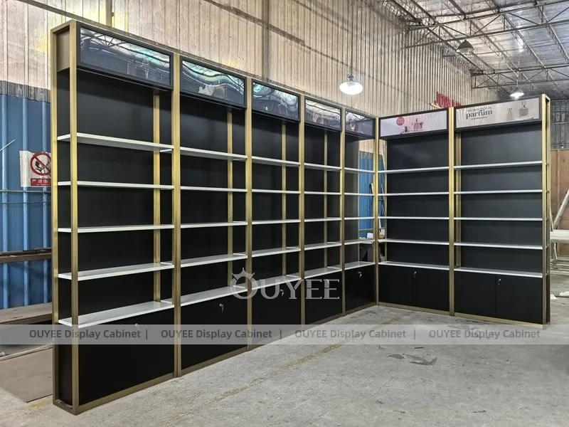 Sistema de estanterías para paredes de perfumes Black Gold Corner_09