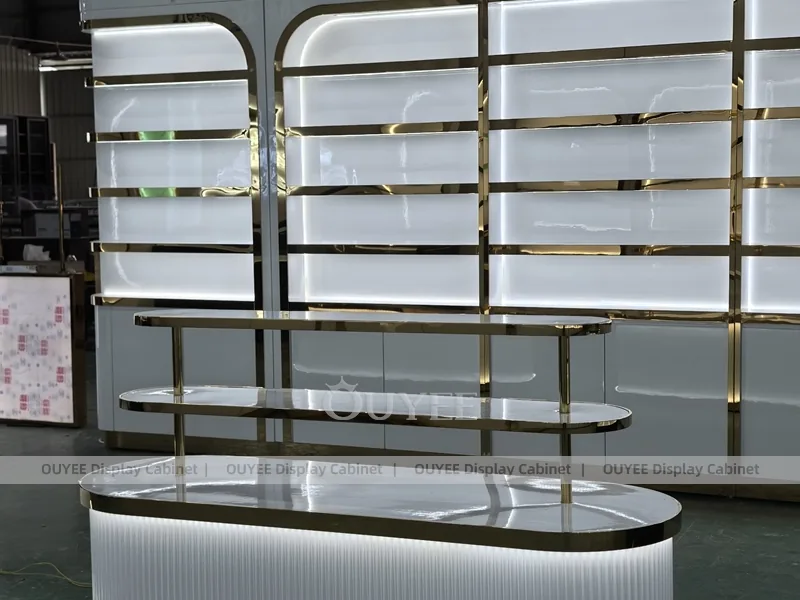 Parete di profumi Black Gold con bancone tester ovale_01