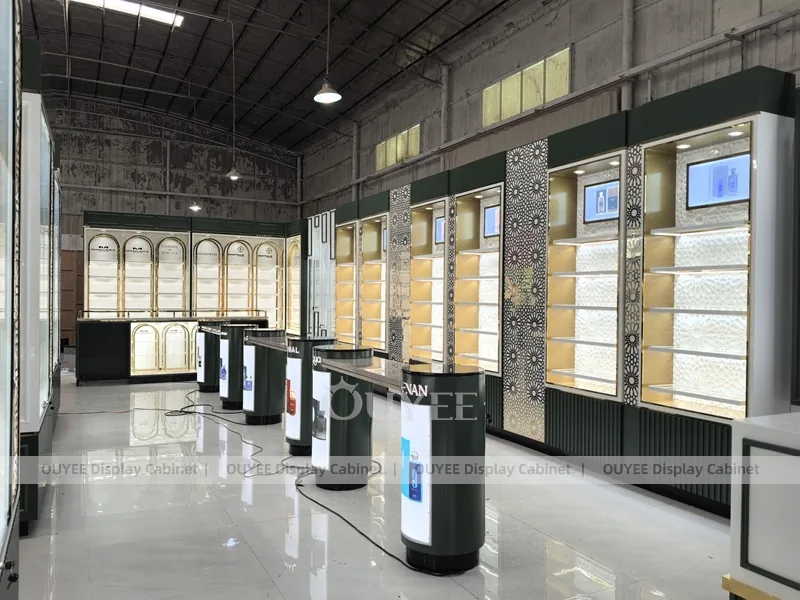 Galería de pared de perfume en oro negro con pedestales de prueba_01