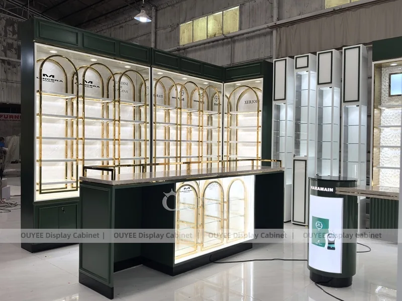 Black Gold Perfume Wall Gallery con pedestales de prueba_04