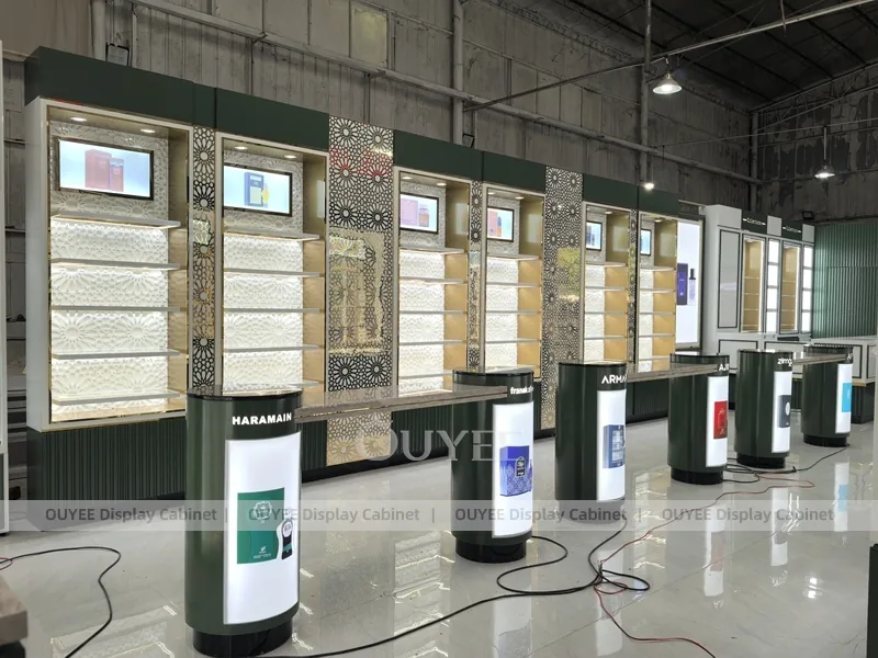 Black Gold Perfume Wall Gallery con pedestales de prueba_05