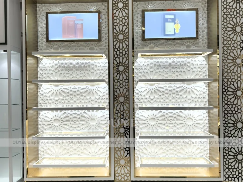 Black Gold Perfume Wall Gallery con pedestales de prueba_09