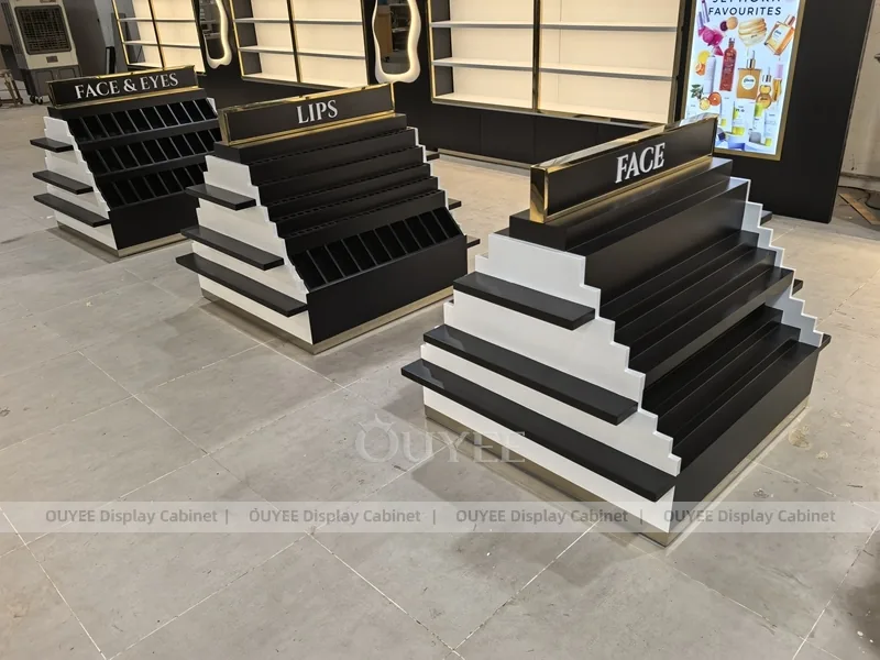 Estantería de pared para perfumes lineal negra con banda de luz_04