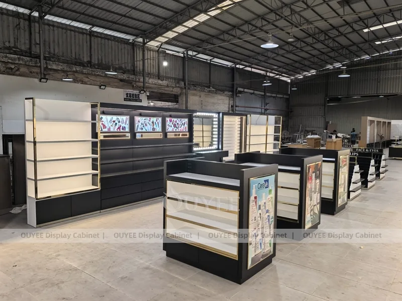 Boutique de Perfume Modular Negra con Góndolas en Pasillo_01