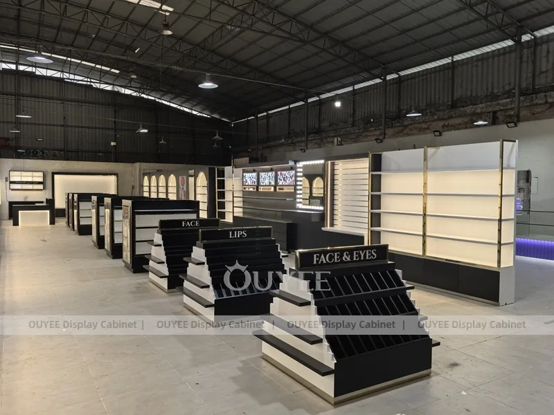Boutique de Perfume Modular Negra con Góndolas en Pasillo_02