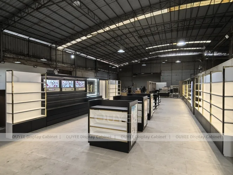 Boutique de Perfume Modular Negra con Góndolas en Pasillo_04
