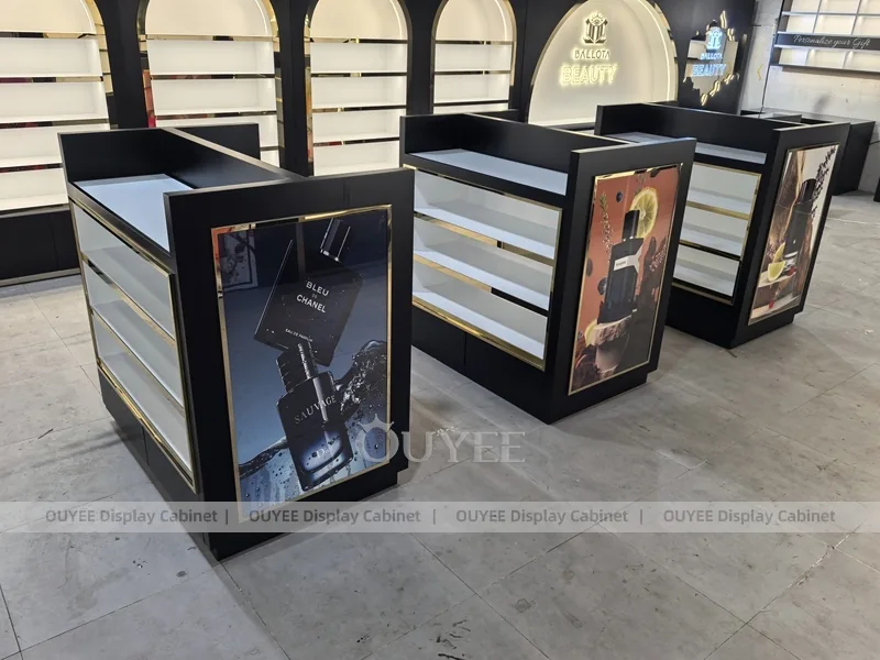 Boutique de Perfume Modular Negra con Góndolas en Pasillo_05