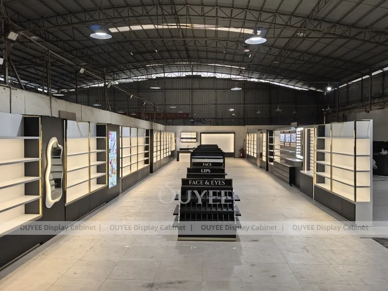 Boutique de Perfume Modular Negra con Góndolas en Pasillo_06