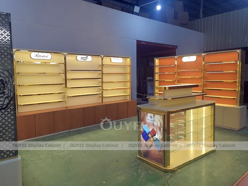 Muro de exhibición de perfumes con fondo azul y base de almacenamiento de madera_04