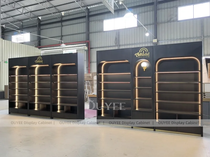 Kömür Rengi Kemerli Parfüm Arka Duvar Sergilemesi ve Aydınlatmalı Raflar_01