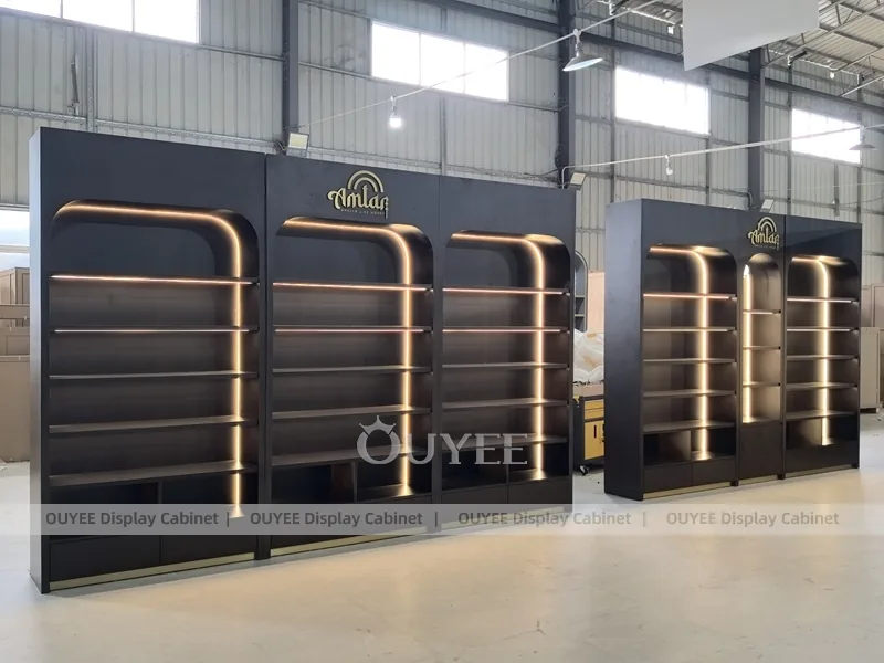 Kömür Rengi Kemerli Parfüm Arka Duvar Sergilemesi ve Aydınlatmalı Raflar_02