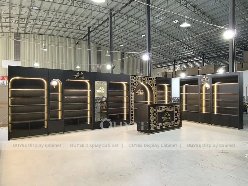 Kömür Rengi Kemerli Parfüm Arka Duvar Sergilemesi ve Aydınlatmalı Raflar_03