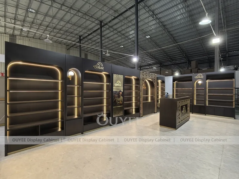 Kömür Rengi Kemerli Parfüm Arka Duvar Sergilemesi ve Aydınlatmalı Raflar_04