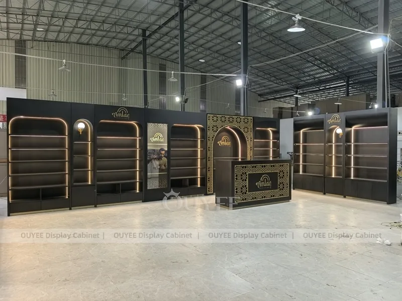 Kömür Rengi Kemerli Parfüm Arka Duvar Sergilemesi ve Aydınlatmalı Raflar_06