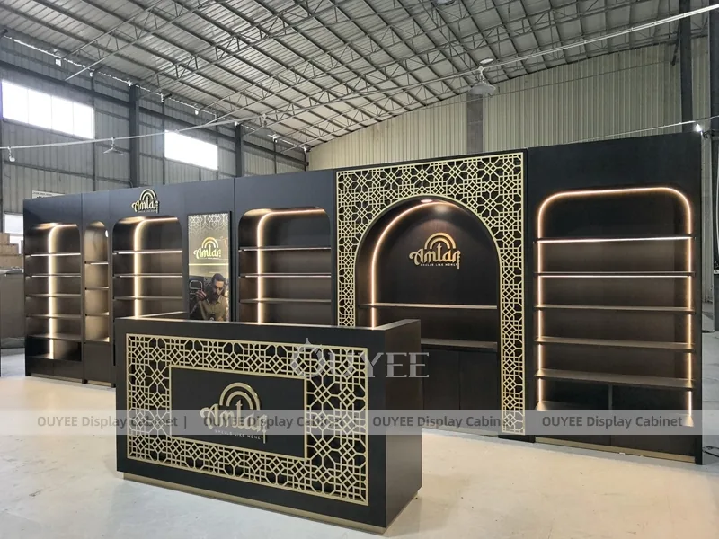 Kömür Rengi Kemerli Parfüm Arka Duvar Sergilemesi ve Aydınlatmalı Raflar_07